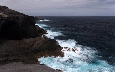 Gran Canaria 'nın kuzey kıyısı, Kanarya Adaları volkanik Arucas kıyı şeridi boyunca uzanan kıyı yolu.