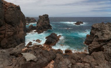 Gran Canaria 'nın kuzey kıyısı, Kanarya Adaları volkanik Arucas kıyı şeridi boyunca uzanan kıyı yolu.