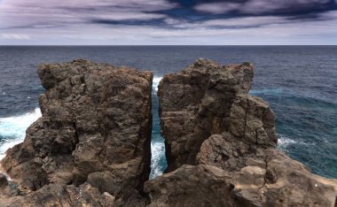 Gran Canaria 'nın kuzey kıyısı, Kanarya Adaları volkanik Arucas kıyı şeridi boyunca uzanan kıyı yolu.
