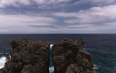 Gran Canaria 'nın kuzey kıyısı, Kanarya Adaları volkanik Arucas kıyı şeridi boyunca uzanan kıyı yolu.