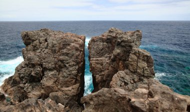 Gran Canaria 'nın kuzey kıyısı, Kanarya Adaları volkanik Arucas kıyı şeridi boyunca uzanan kıyı yolu.