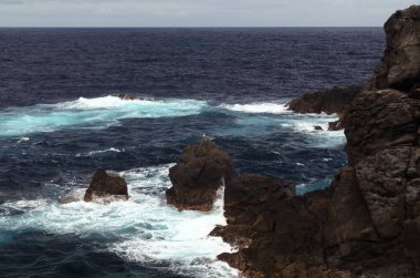 Gran Canaria 'nın kuzey kıyısı, Kanarya Adaları volkanik Arucas kıyı şeridi boyunca uzanan kıyı yolu.