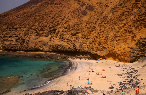 Graciosa España Agosto Los Turistas Disfrutan Espectacular Playa Montana Amarilla —  Fotos de Stock