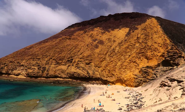 Graciosa España Agosto Los Turistas Disfrutan Espectacular Playa Montana Amarilla — Foto de Stock