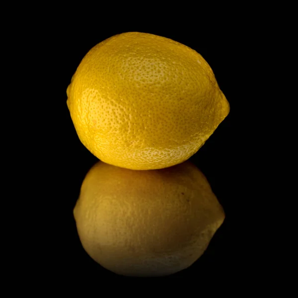 Gelbe Zitrone Isoliert Auf Schwarzer Spiegeloberfläche — Stockfoto