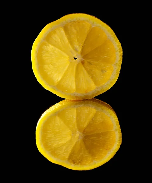 Gelbe Zitrone Isoliert Auf Schwarzer Spiegeloberfläche — Stockfoto