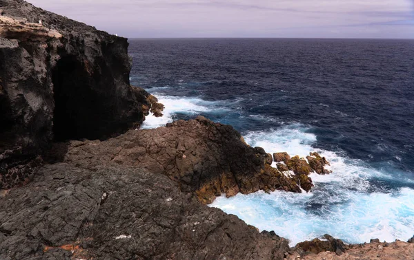 Gran Canaria 'nın kuzey kıyısı, Kanarya Adaları volkanik Arucas kıyı şeridi boyunca uzanan kıyı yolu.