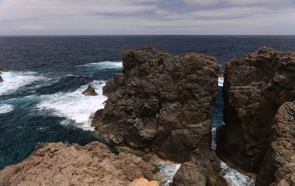 Gran Canaria 'nın kuzey kıyısı, Kanarya Adaları volkanik Arucas kıyı şeridi boyunca uzanan kıyı yolu.