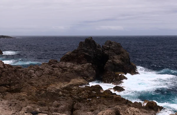 アルカス海岸線の火山景観に沿ったカナリア諸島の海岸沿いの道 — ストック写真