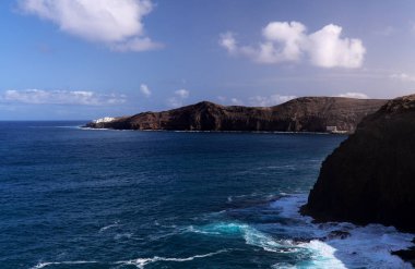 Galdar ve Agaete belediyeleri arasında aşınmış kuzey batı kıyısı manzarası, Sardina del Norte ve Puerto de Las Nieves köyleri arasında yürüyüş