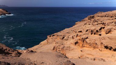 Galdar ve Agaete belediyeleri arasında aşınmış kuzey batı kıyısı manzarası, Sardina del Norte ve Puerto de Las Nieves köyleri arasında yürüyüş