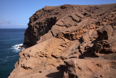 Galdar ve Agaete belediyeleri arasında aşınmış kuzey batı kıyısı manzarası, Sardina del Norte ve Puerto de Las Nieves köyleri arasında yürüyüş