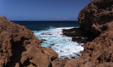 Galdar ve Agaete belediyeleri arasında aşınmış kuzey batı kıyısı manzarası, Sardina del Norte ve Puerto de Las Nieves köyleri arasında yürüyüş