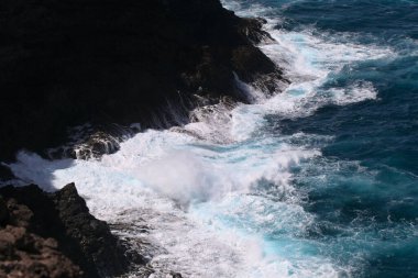 Galdar ve Agaete belediyeleri arasında aşınmış kuzey batı kıyısı manzarası, Sardina del Norte ve Puerto de Las Nieves köyleri arasında yürüyüş