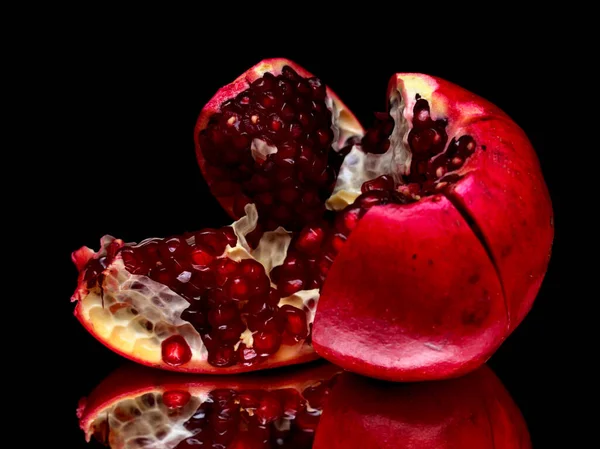 Fruto Rojo Granada Madura Sobre Superficie Reflectante Aislado Sobre Fondo — Foto de Stock