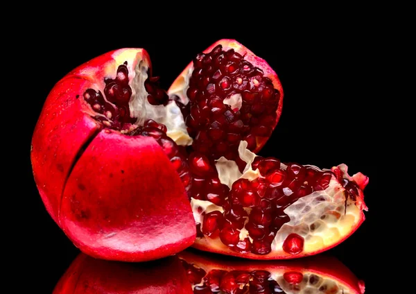 Röd Mogen Granatäpple Frukt Reflekterande Yta Isolerad Svart Bakgrund — Stockfoto
