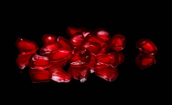 Fruto Rojo Granada Madura Sobre Superficie Reflectante Aislado Sobre Fondo — Foto de Stock