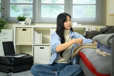 Gezgin kış kıyafetlerini düzenliyor ve ayrılmadan önce bavulları hazırlıyor..