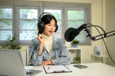 İçerik oluşturucu bir ses oturumu kaydediyor ya da evde canlı yayın yapıyor.