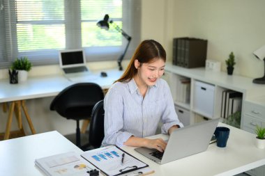 Uzaktan çalışan ev konseptinden gündelik işe odaklanır.