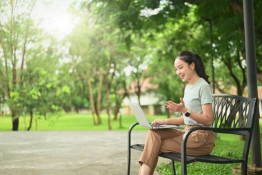 Bilgisayarında uzaktan çalışan genç bir kadın dijital göçebe yaşam tarzını benimsiyor..