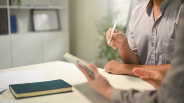 Toplantıda mali tabloları ve grafikleri analiz eden iş adamlarının kapatılması.