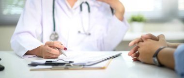 Şefkatli bir doktor konsültasyondan sonra hastaya güven verir..