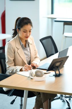 Dijital göçebe konsepti, birlikte çalışan Asyalı kadın..