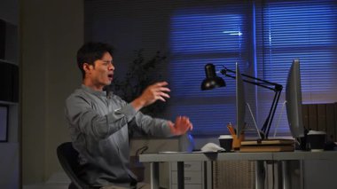 Yorgun ofis çalışanı uzun mesai saatlerinde mola verip esneme hareketleri yapıyor..