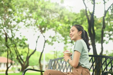 Parktaki bankta kahve molası veren sıradan bir kadın rahatlamayı ve sağlığı temsil ediyor..