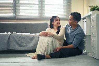 Sevgi dolu çift evlerinde sevgi ve sevgi dolu bir anı paylaşıyor..