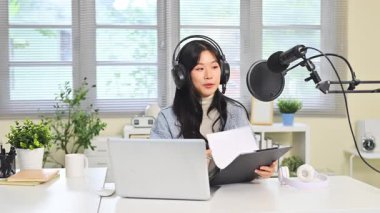 Profesyonel mikrofona konuşurken çevrimiçi podcast sunan kadın içerik oluşturucu.
