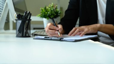 İş adamlarının evrakları doldurması ya da masa başında form imzalaması..