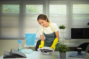 Modern bir masadaki belgeleri düzenleyen kadın işçi..