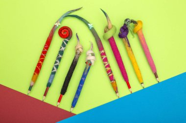 Fulled yün bir renk arka plan üzerinde bir kapak kalem