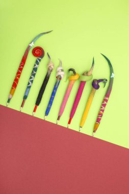 Fulled yün bir renk arka plan üzerinde bir kapak kalem