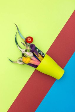 Fulled yün renkli bir arka plan üzerinde yeşil bir fincan bir kapak kalem