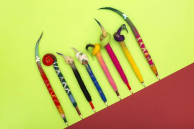 Fulled yün bir renk arka plan üzerinde bir kapak kalem