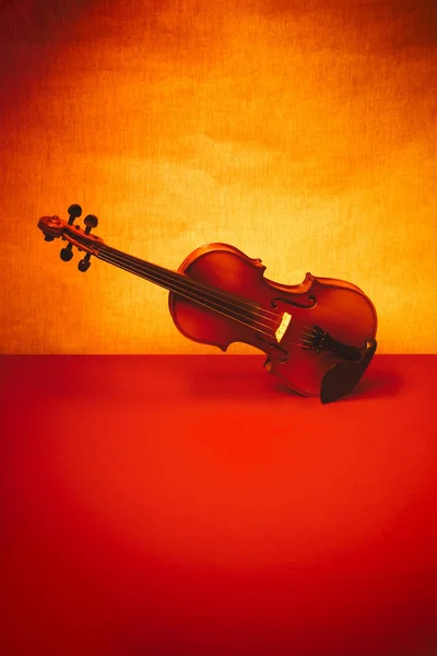 Ainda Vida Com Violino Uma Mesa Vermelha Minimalismo — Fotografia de Stock
