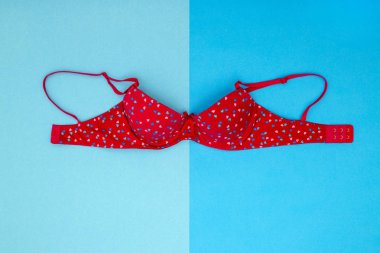 Mavi bir arka plan üzerinde kırmızı kadın sutyen