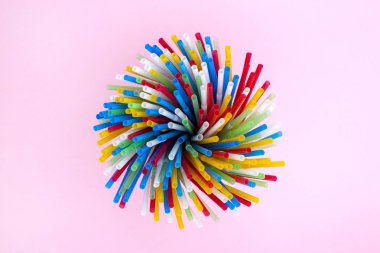 Şablon için metin tasarım dekorasyon için pembe bir arka plan üzerine kokteyl boruları ile soyut natürmort