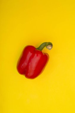 Sarı bir arka plan üzerinde kırmızı tatlı biber