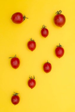 Sarı bir arka plan üzerinde kırmızı olgun domates