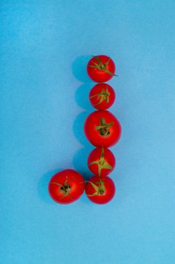 Mavi arka plan, üstten görünüm üzerinde kırmızı olgun domates