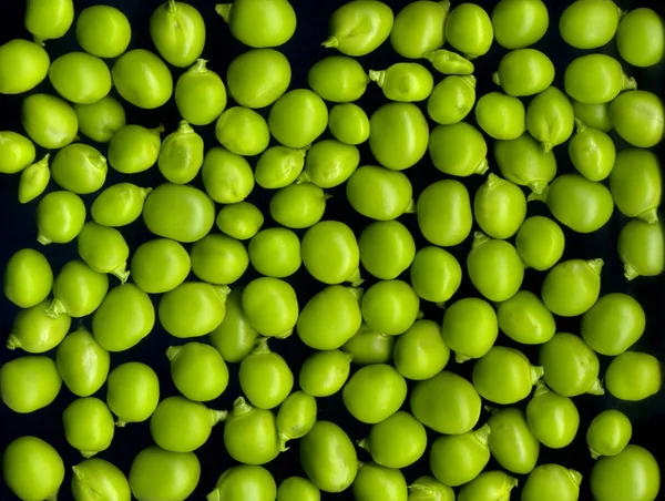 Textuur Achtergrond Van Groene Erwten Een Zwarte Achtergrond — Stockfoto