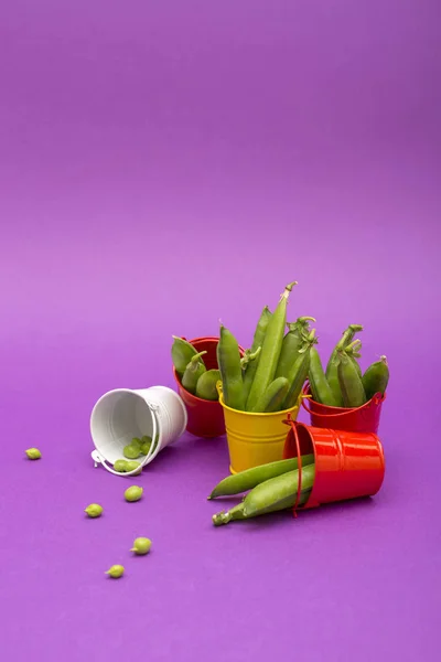 Bodegón Con Cubos Guisantes Verdes Sobre Fondo Púrpura — Foto de Stock