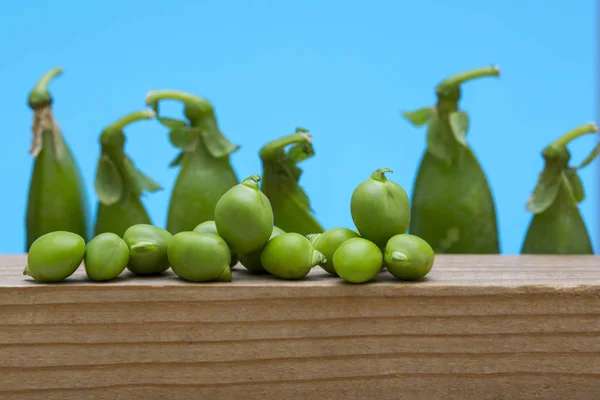 Frutta Piselli Verdi Vicino Una Tavola Legno — Foto Stock