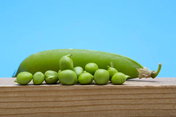 Frutta Piselli Verdi Vicino Una Tavola Legno — Foto Stock
