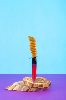 Renkli arka planda büyük, keskin bir bıçak.