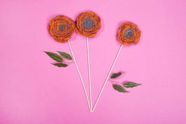 Fulled yün pembe bir arka plan üzerinde bir çiçek şeklinde üç broşlar